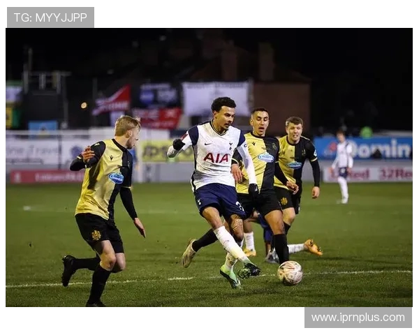 阿斯·罗本亮相笼式网球赛首秀轻松获胜 展现强大实力 阿斯·罗本亮相笼式网球赛首秀轻松获胜 展现强大实力