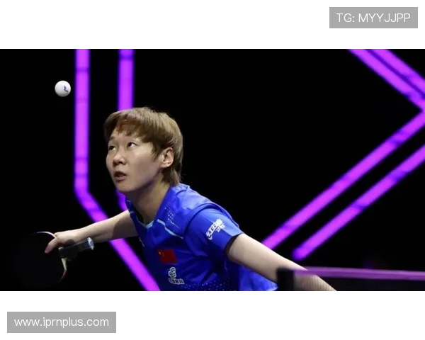 王曼昱勇夺大满贯双冠王高举冠军奖杯展现中国乒乓巅峰实力